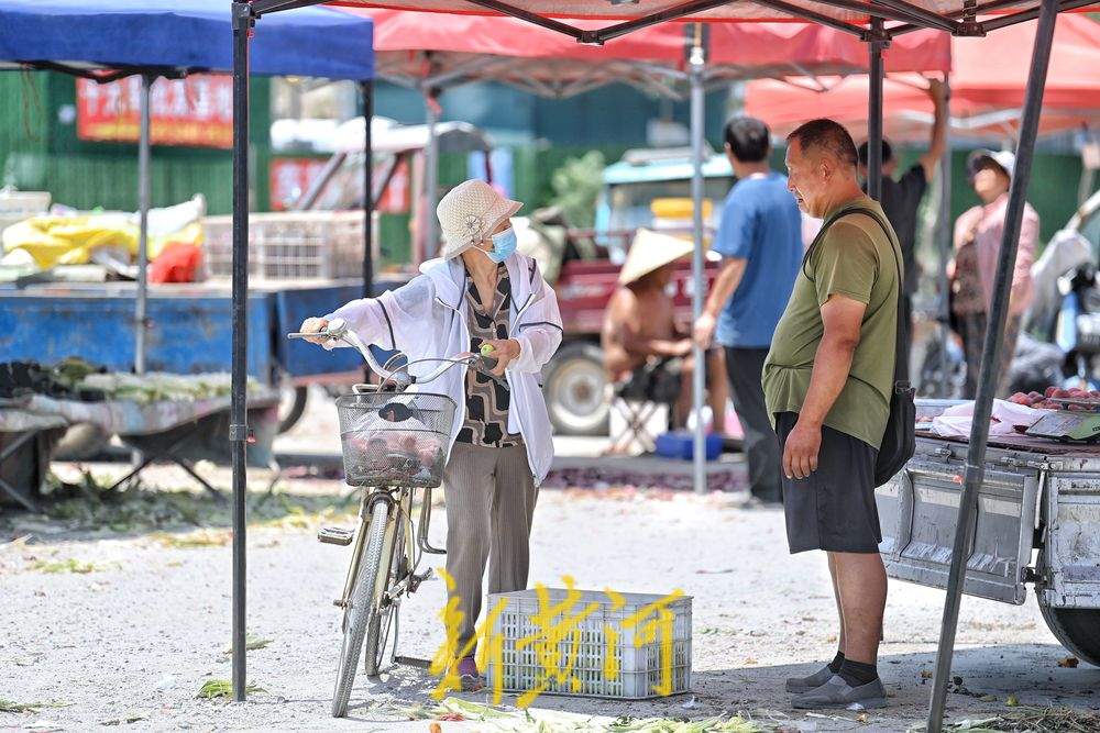 泉城迎新一轮高温天气 市民赶集热情不减