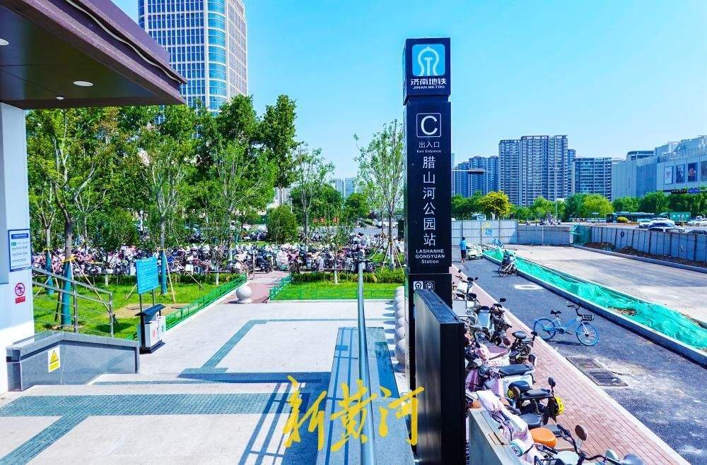 腊山河西路南延段部分围挡拆除，地铁4号线站点门前“豁然开朗”