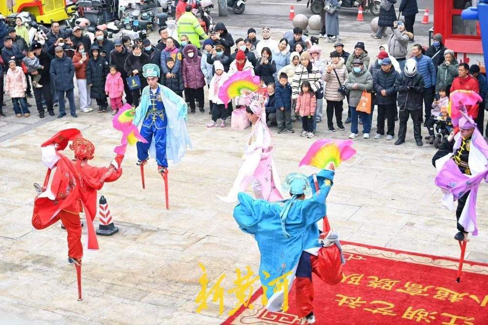 欢声笑语迎元宵 济南老商埠上演精彩高跷表演
