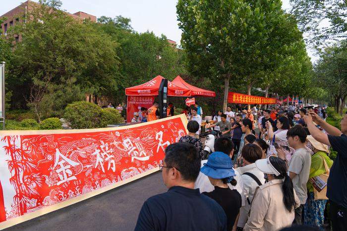 济南非遗爱好者的“加油礼” 长卷剪纸祝福作品赢点赞