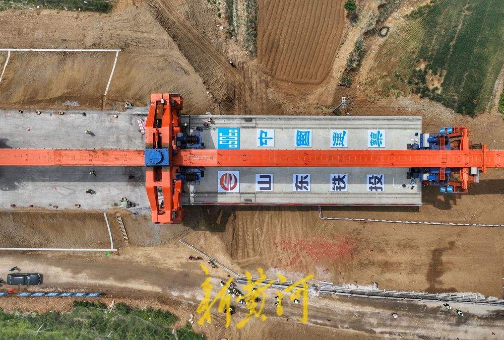 潍宿高铁至青岛连接线首孔箱梁架设完成