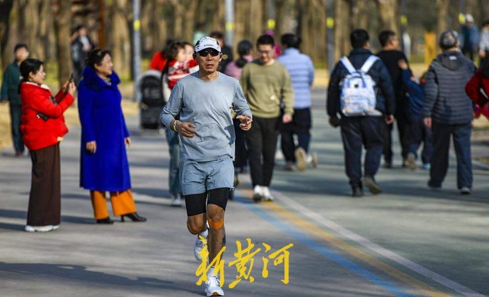 气温骤升至20℃,济南森林公园昨日上演“冬夏同框”