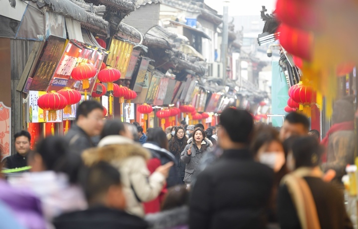 濟南大街小巷燈籠高掛迎新年