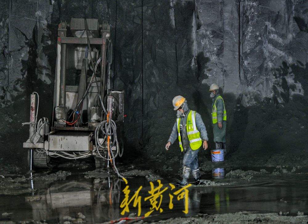 济枣铁路新龙山隧道顺利贯通