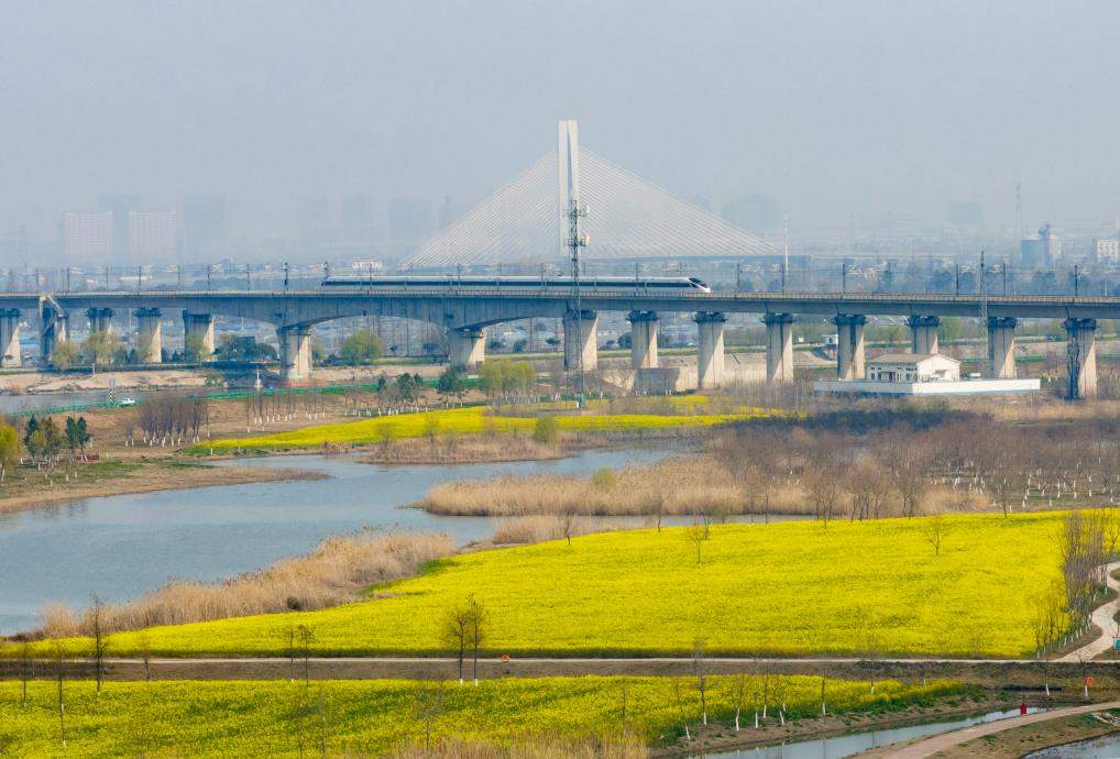 两会现场声丨听，“委员通道”上的奋进信心