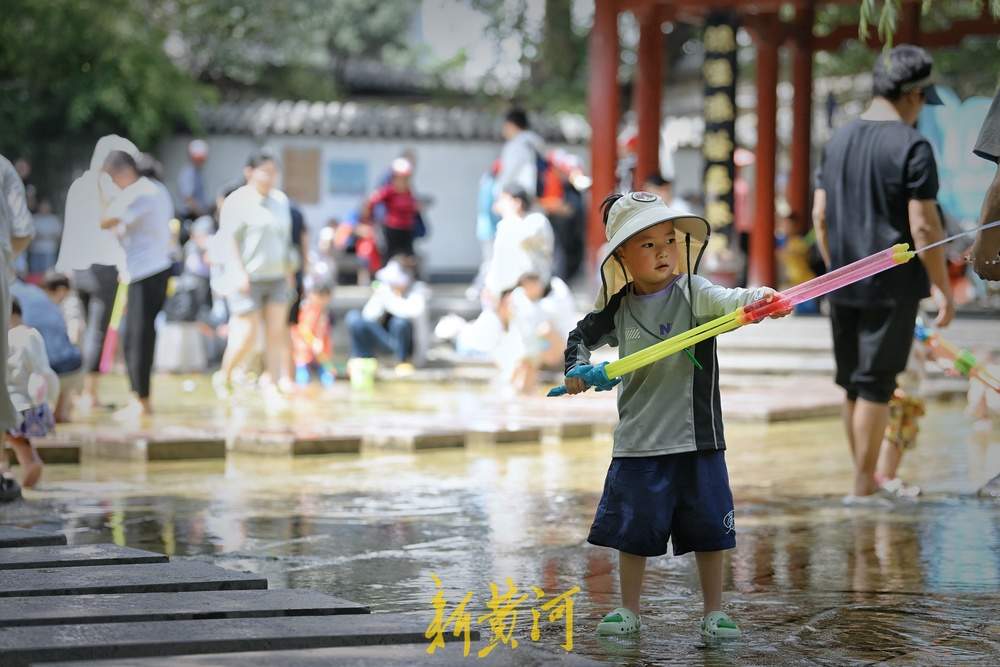 泉城发布高温橙色预警，市民泉畔戏水觅清凉