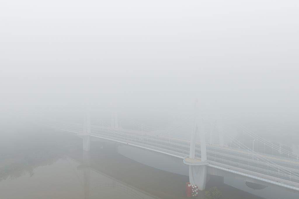 中央气象台继续发布大雾黄色预警,遇到“团雾”怎么办?