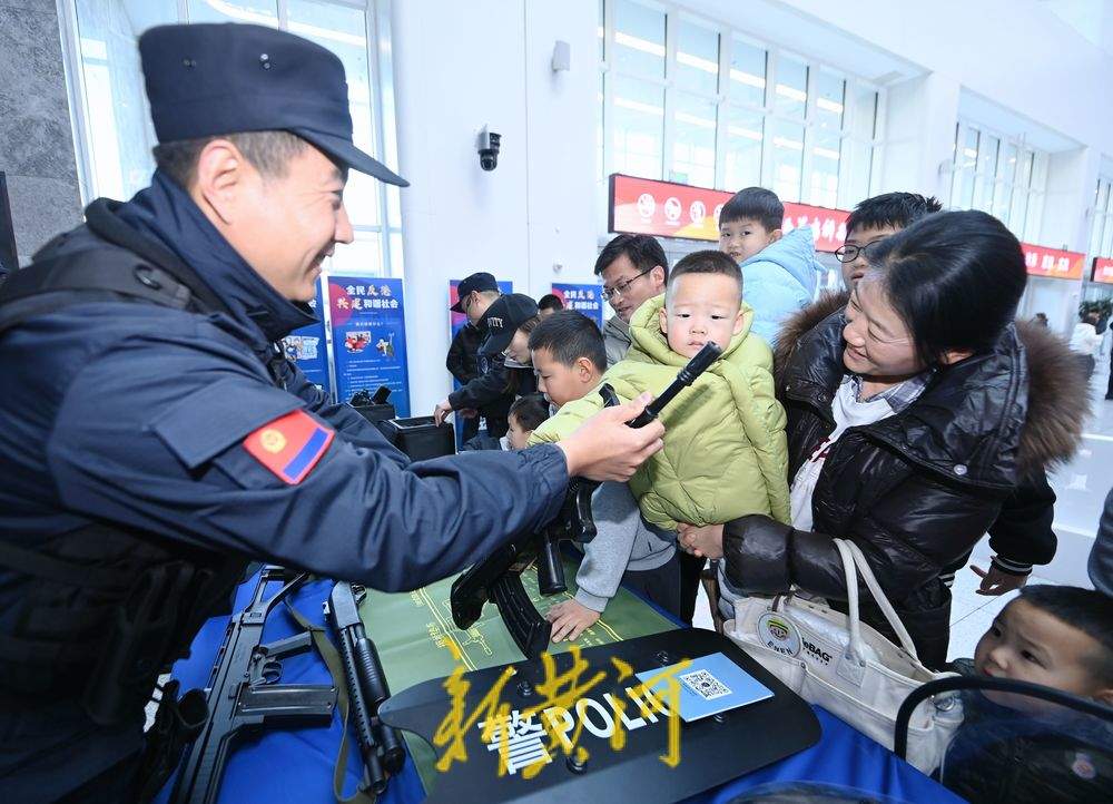 反恐装备展走进省科技馆 家长萌娃沉浸式体验警用装备