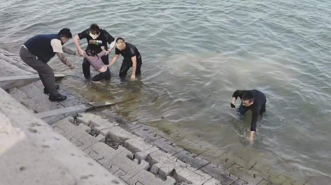 聊城大哥跳湖勇救落水女童，妻子追加奖励：今年免刷碗