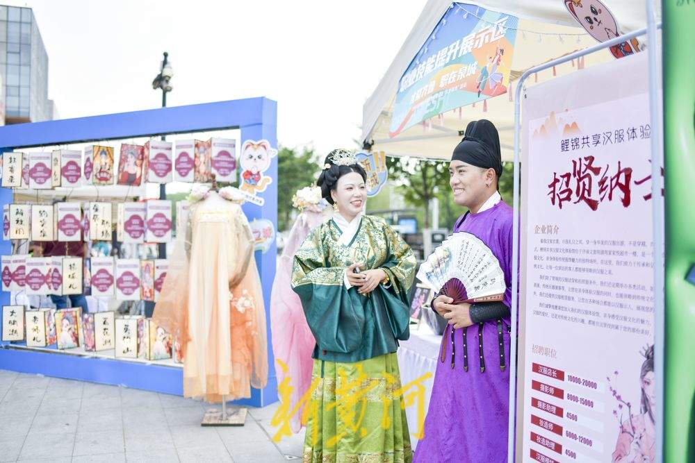 人才夜市企业摆摊引贤 市民逛街寻岗