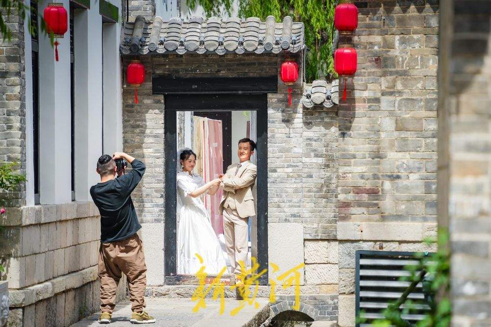 济南气温升至32℃，明府城游人换夏装出行