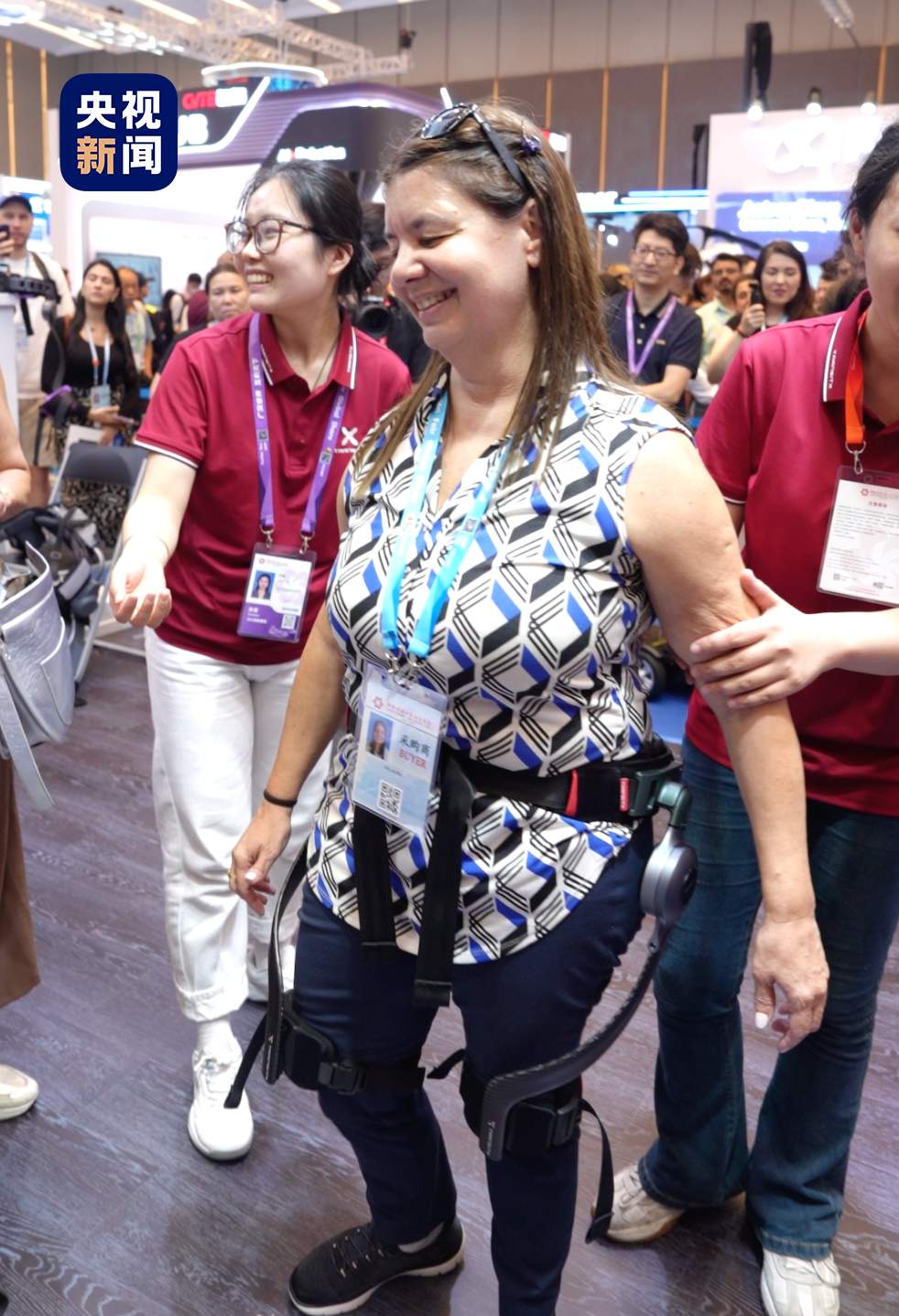 广交会暖心一幕！中国机器人，帮外国友人重新站立行走
