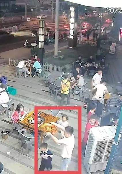 火锅店老板为避让打闹孩童将油锅倾向自己：第一反应是“不能让小朋友烫伤”