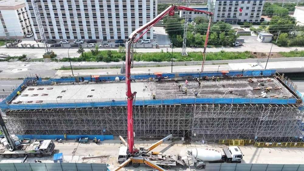济南凤凰黄河大桥南延工程东站片区首联现浇梁顺利浇筑完成