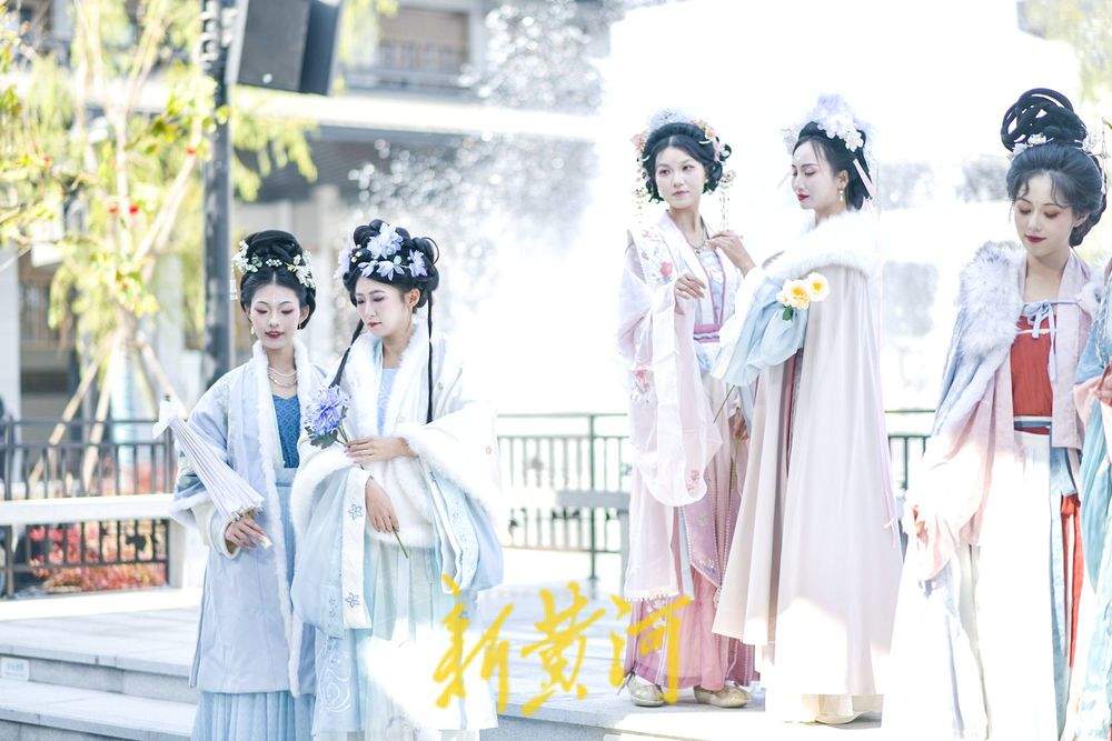 济南“如梦令宋词主题演艺乐园”开启汉服巡游,再现千年风雅