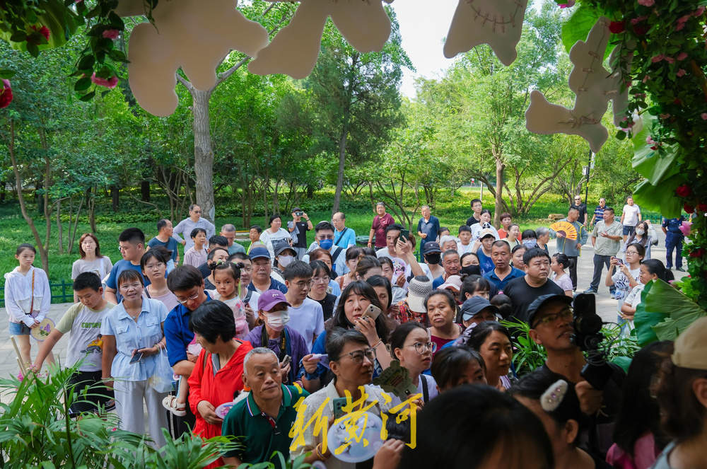 大熊猫“华奥”庆生现场超有范儿！竹子蛋糕、荷花宴引游人粉丝围观