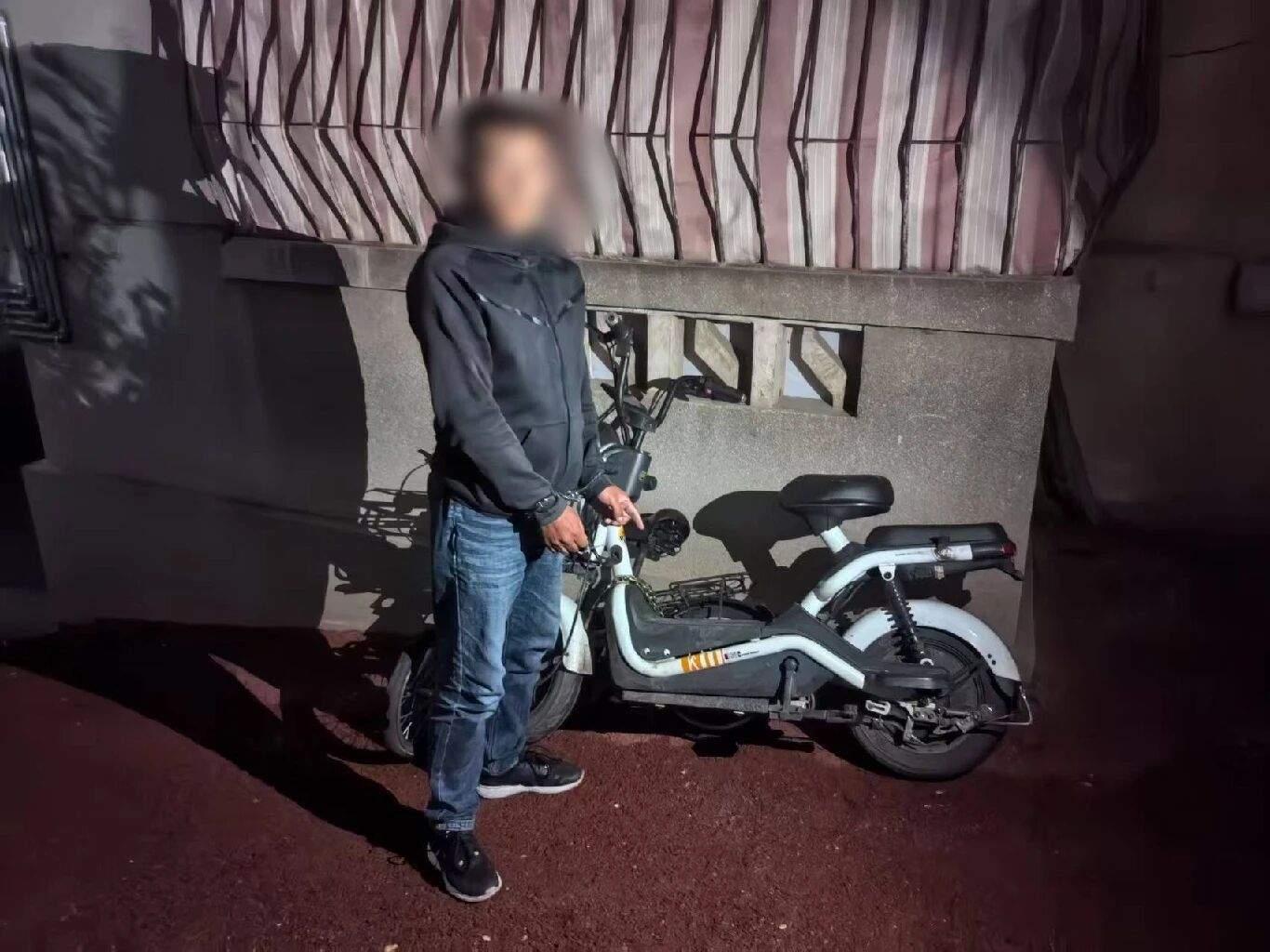 只是在火锅店多看了一眼 警花顺手“涮出”两名嫌疑人
