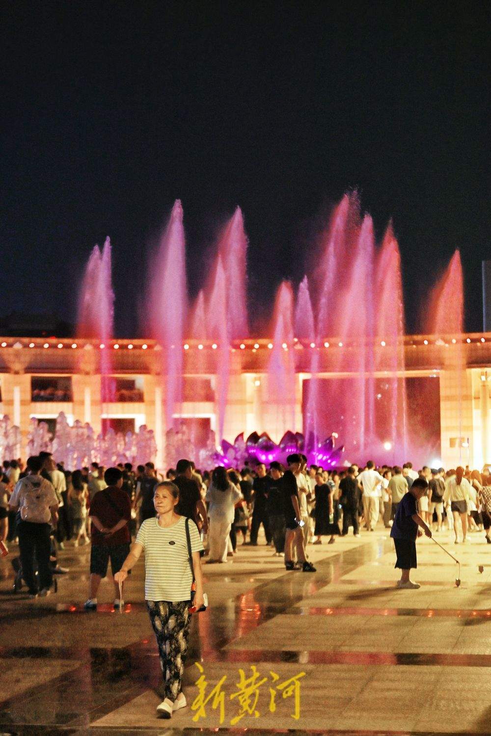 出伏后高温不退场，泉城广场音乐喷泉送清凉