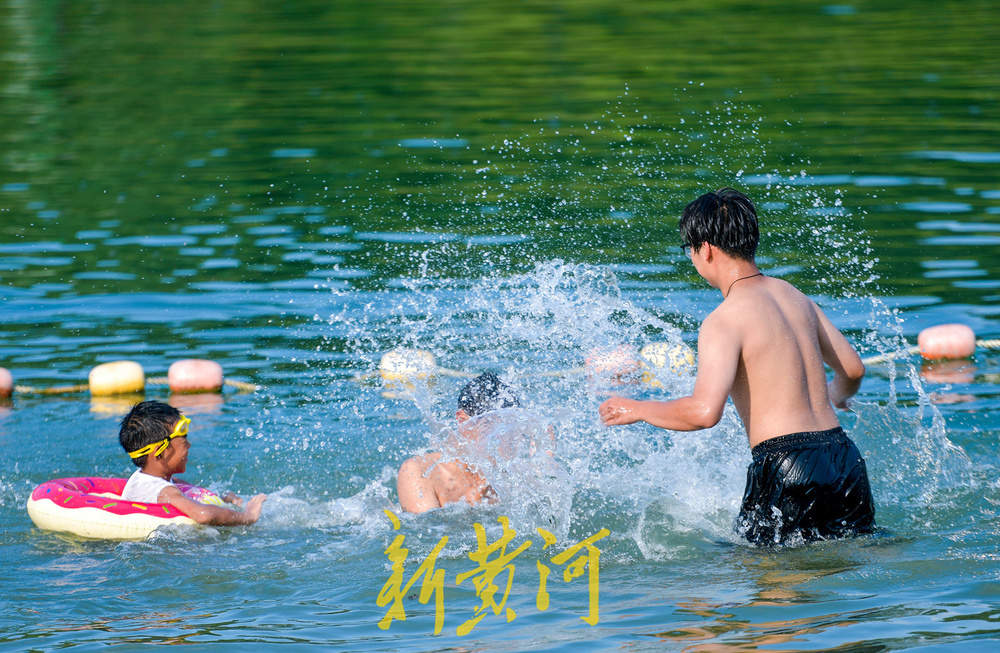 一年四季 泉在济南｜泉城持续35℃+高温 滨水公园变身纳凉戏水点