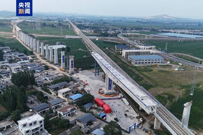 河南平漯周高铁鲁湛特大桥跨郑渝高铁成功转体