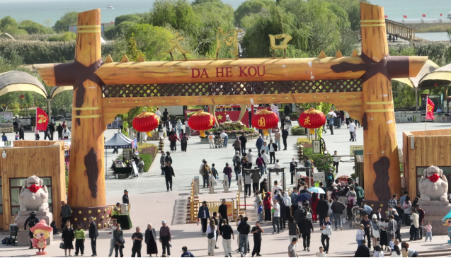 国庆假期 新疆博斯腾湖景区开启“人景共欢”模式