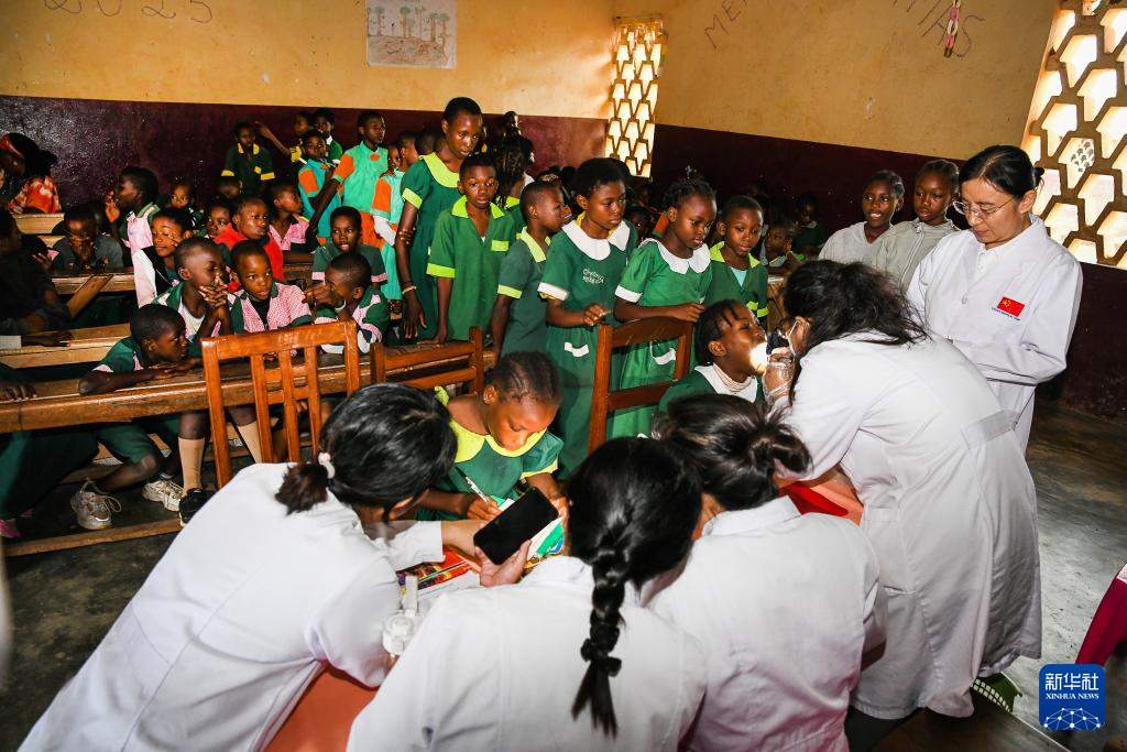 中国援喀麦隆医疗队在当地开展义诊活动