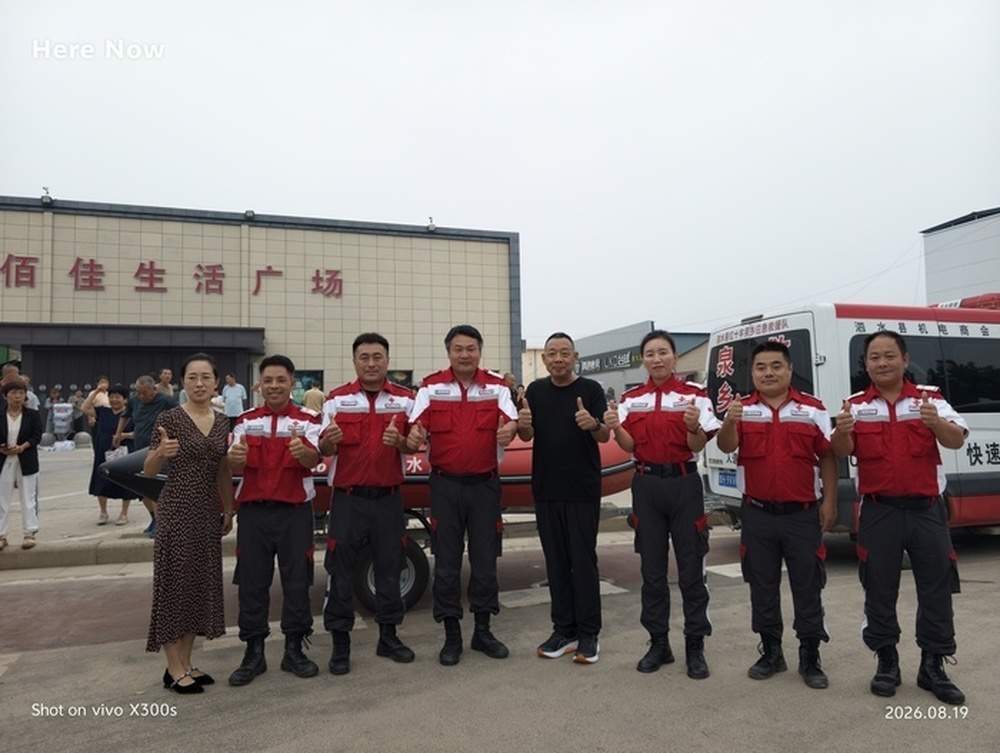 千里驰援河南许昌！山东救援队返程之际，于东来驾车专程送行并赠送队员礼物
