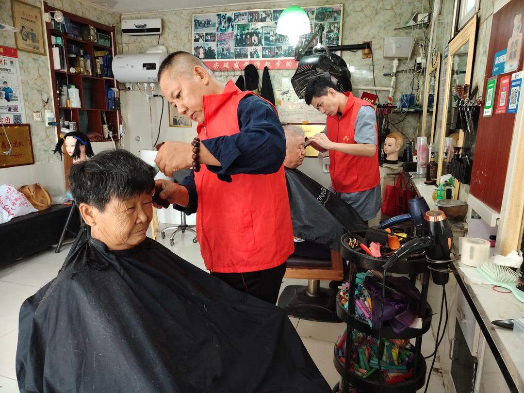 为弱势群体免费理发，在山东无棣，这份关爱他们坚持了30多年