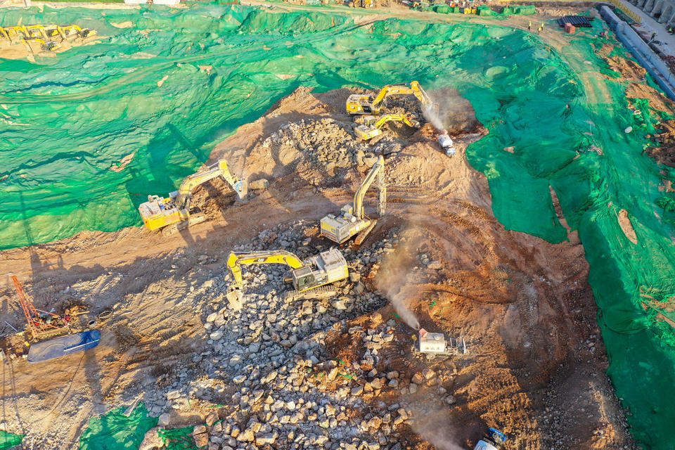 十几台大型机械在忙碌，千佛山北广场紧锣密鼓施工中