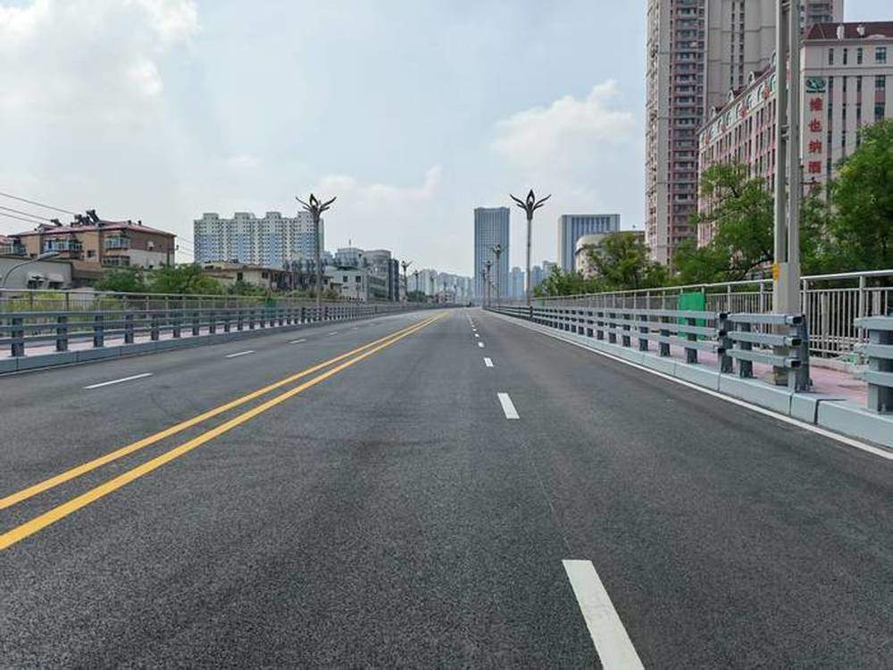 7月24日24时，济南纬二路跨铁路天桥桥上路段正式放开通行