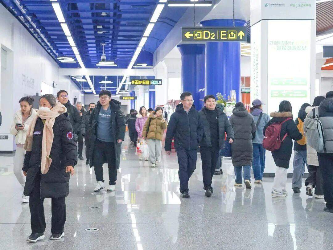 马踏祥云接春风 济南地铁站里年味浓