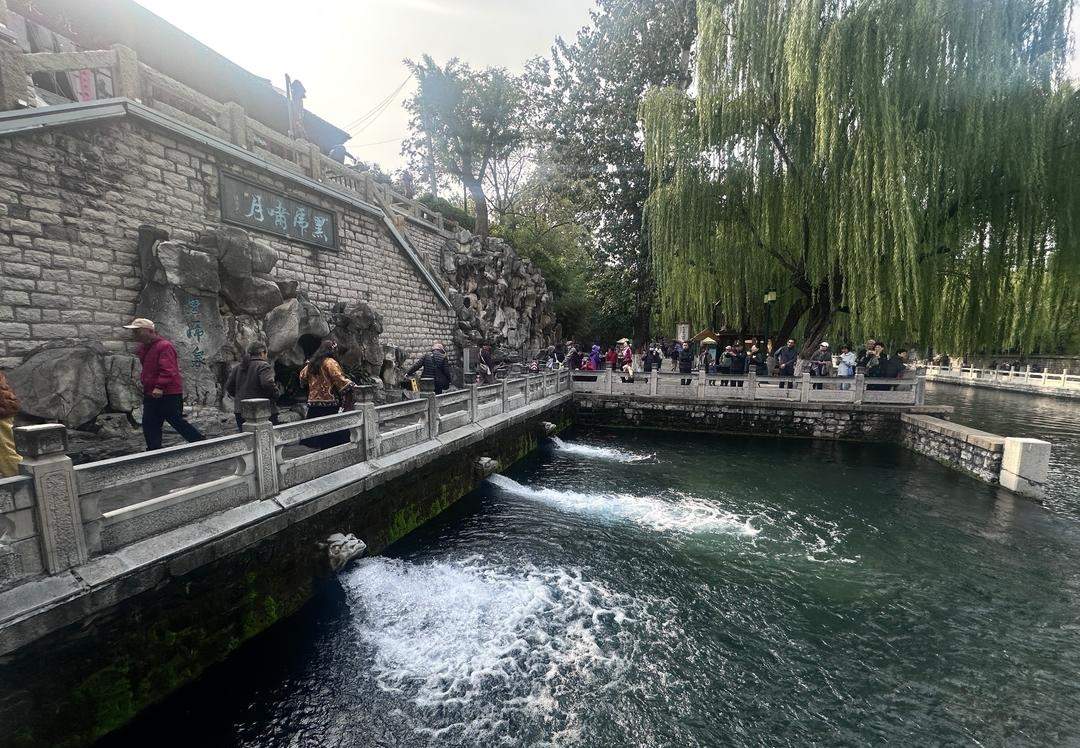 济南“清泉石上流”引市民游客打卡,“不扫泉水”提示牌藏巧思