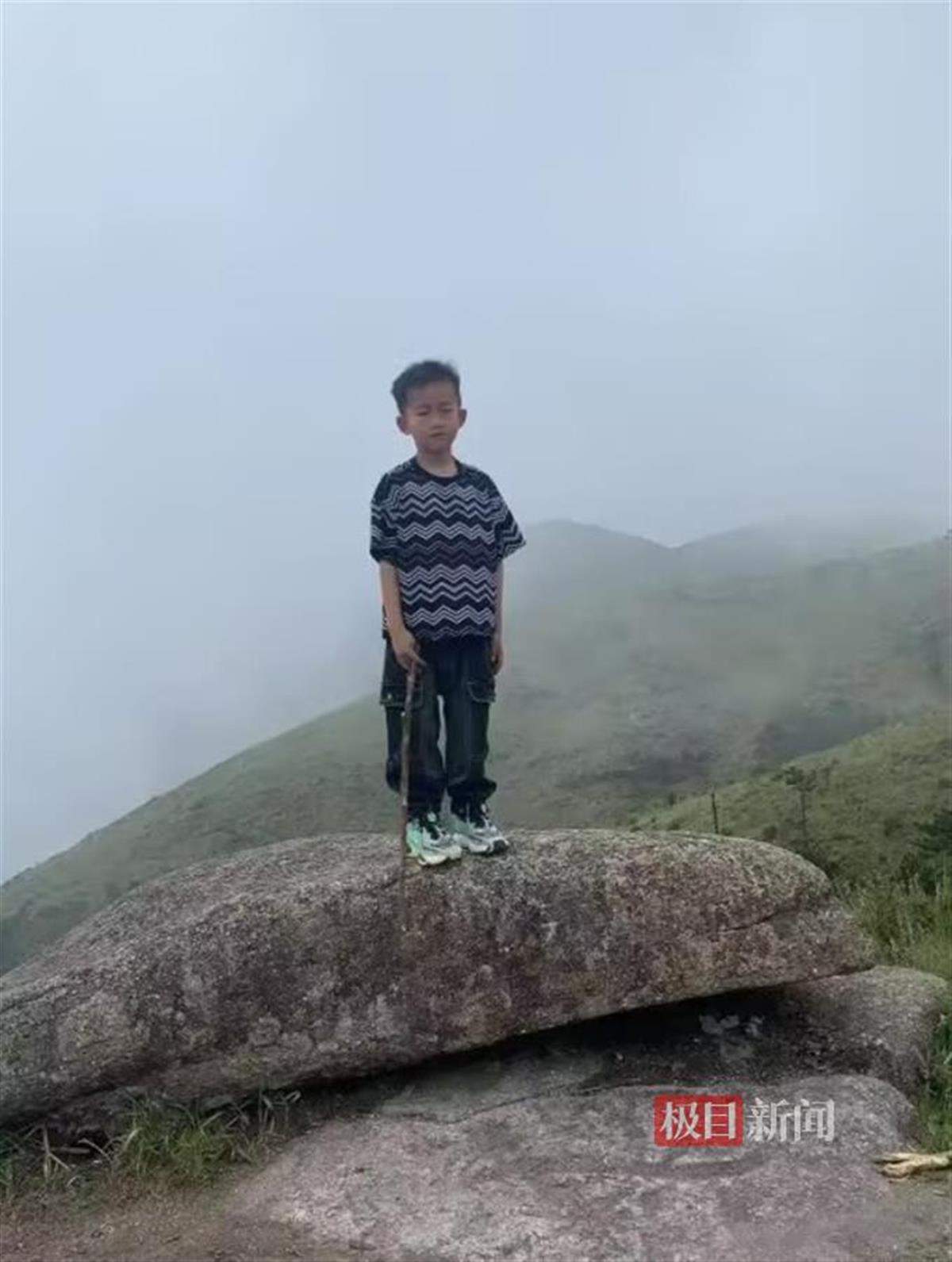 福建8岁男童爬山失踪两天，游客意外拍下他在山顶的影像，家长讲述细节