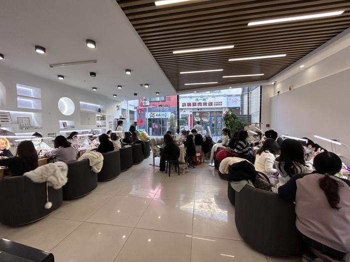 济南美甲店年前生意火爆,有店铺一天做100多副美甲