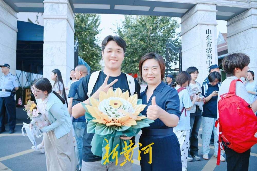 高考圆满落幕 温情合影定格济南考生逐梦瞬间