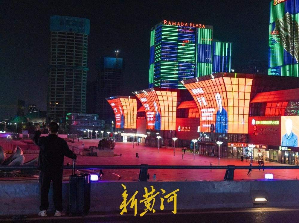 济南西站大屏致敬国之脊梁！他们才是值得仰望、世代铭记的顶流明星
