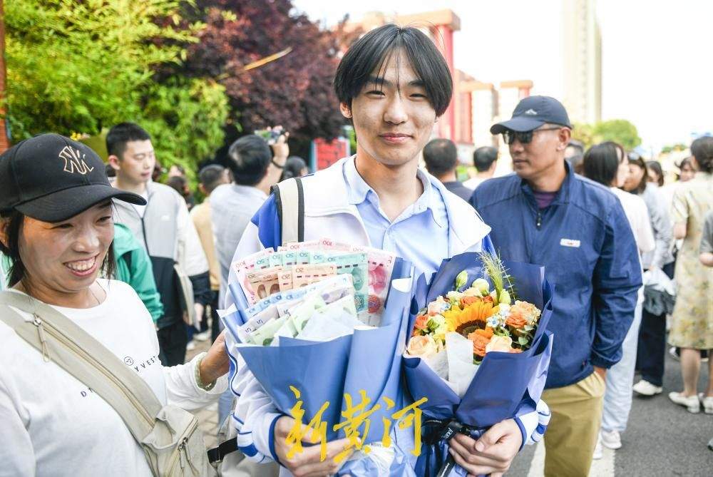 高考首批完成“闯关”考生笑着冲出考场 家长鲜花拥抱暖人心
