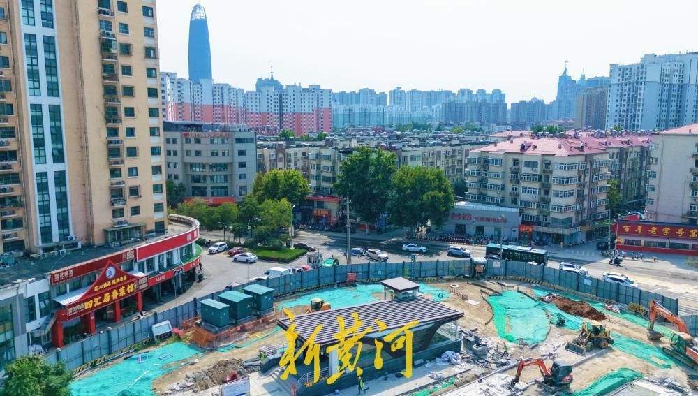 济南地铁6号线济安街站初具规模 三个出入口遮雨棚安装到位