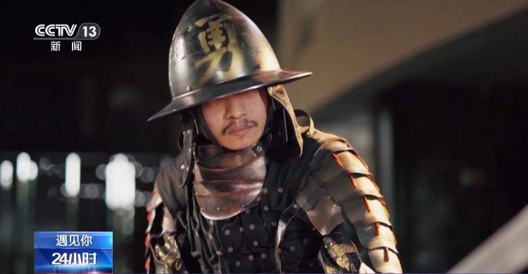 中学老师穿甲胄来上课 听“黄沙百战穿金甲”时具象化了