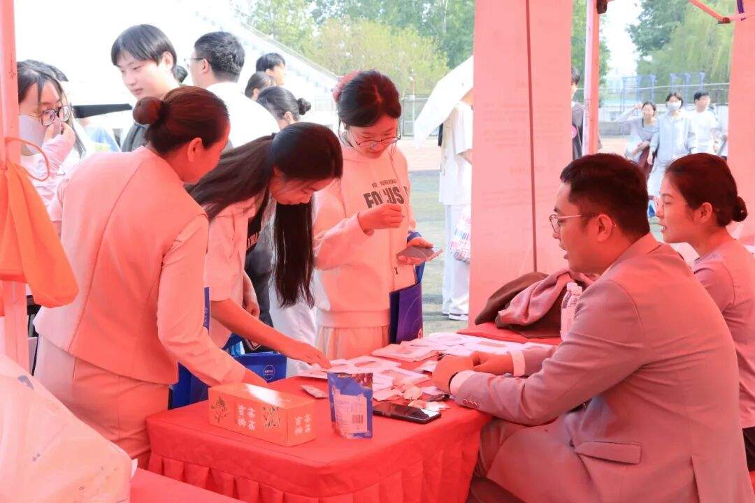 数智赋能毕业生就业！岗位需求人数近1.3万，山东青年政治学院这场双选会跑出就业“加速度”