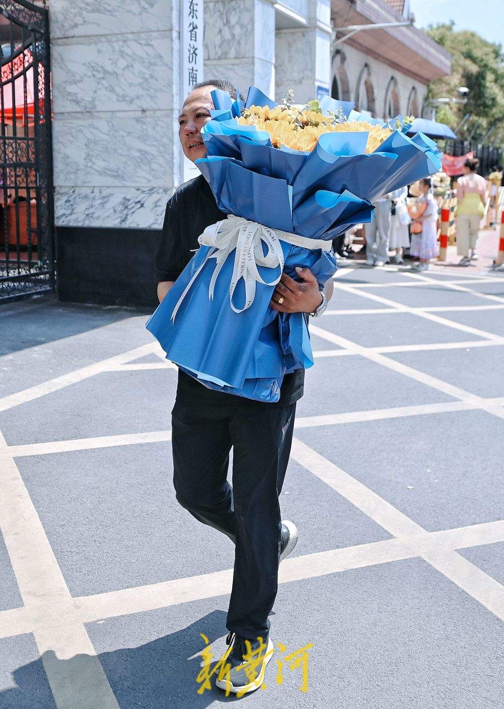 当中考遇上父亲节 父亲手持花束迎接孩子满满都是爱