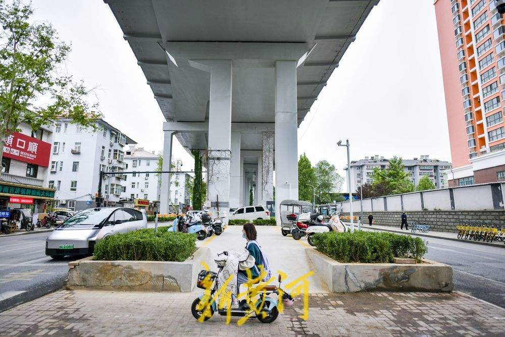 青年西路顺河高架下绿化带改为停车场