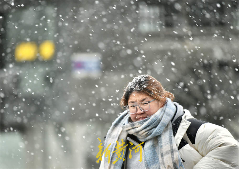 冬雪悄然而至，市民顶风冒雪出行