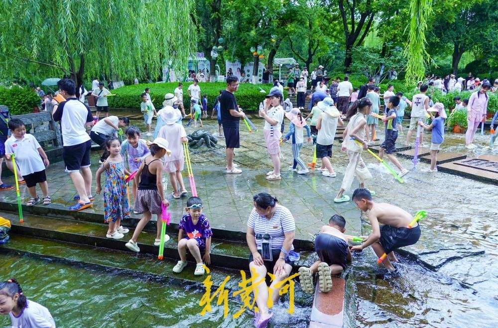 济南持续高温催热亲水游 戏水纳凉迎高峰