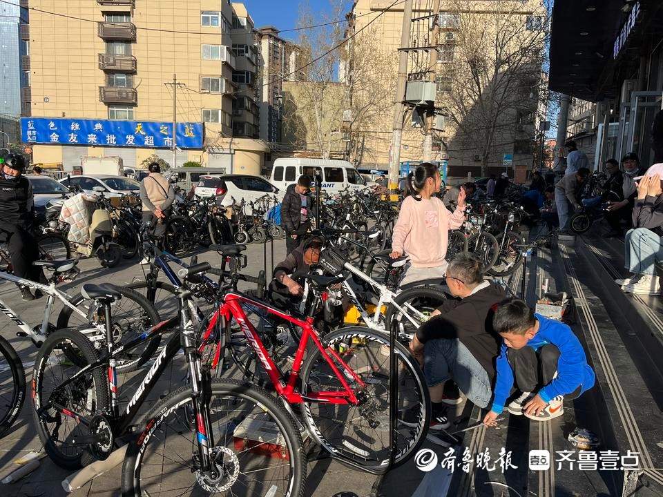 周末踏春轻旅行，公路自行车成年轻人新宠！记者探访济南骑行路线