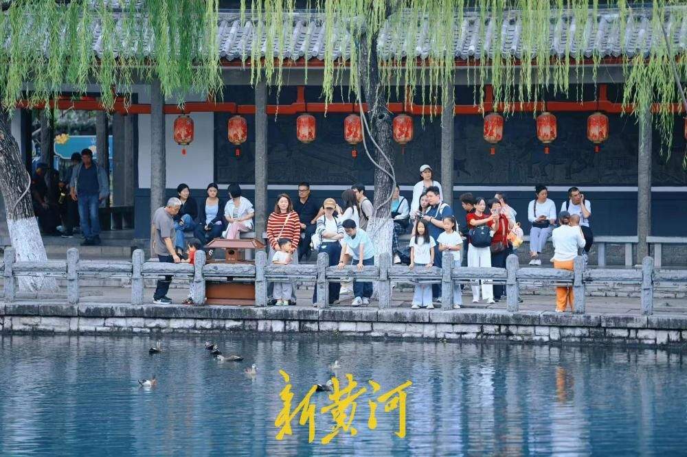 中秋到济南五龙潭，看锦鲤畅游清泉