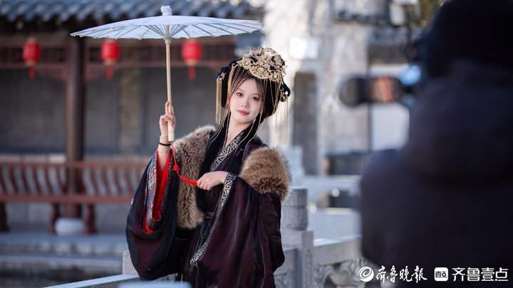 寒潮中的古风丽影：明府城中汉服女孩定格青春美好