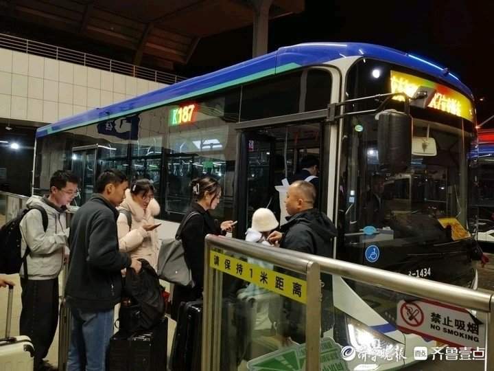 清明遇来济旅客出行高峰济南公交增加车辆凌晨接驳