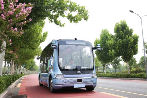 首辆无人驾驶公交车“上路”，山东“无人驾驶”加速跑