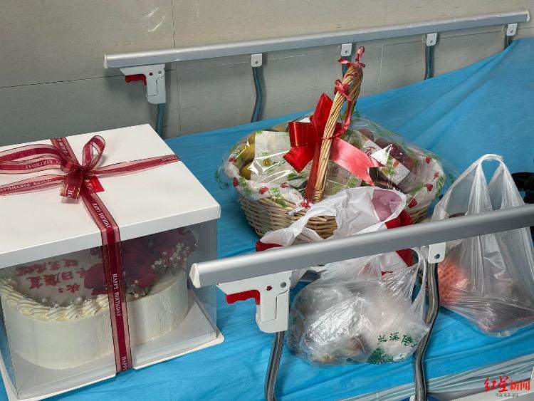 忍痛抱娃的“烧伤妈妈”在ICU过37岁生日 丈夫：愿她“破茧成蝶”